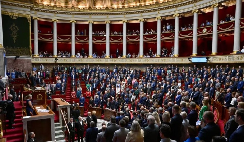 Ashpersohen politikat, Parlamenti francez miraton ligjin per emigrantet